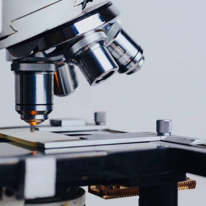 Microscopio del laboratorio de la clínica con una muestra lista para analizar